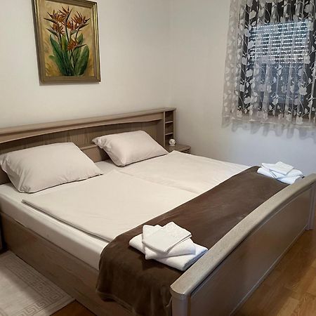 Anamarija Apartments Licko Petrovo Selo Zewnętrze zdjęcie