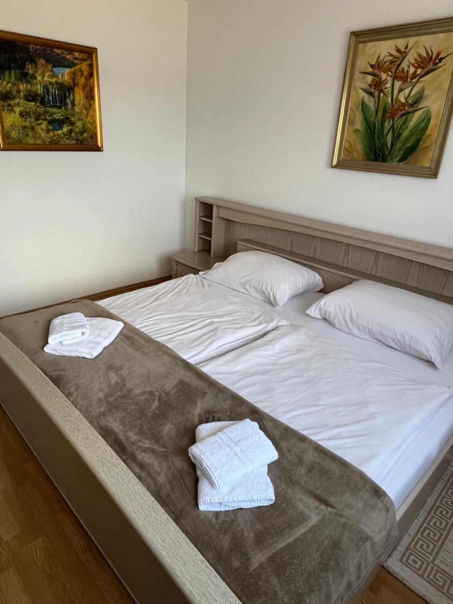 Anamarija Apartments Licko Petrovo Selo Zewnętrze zdjęcie