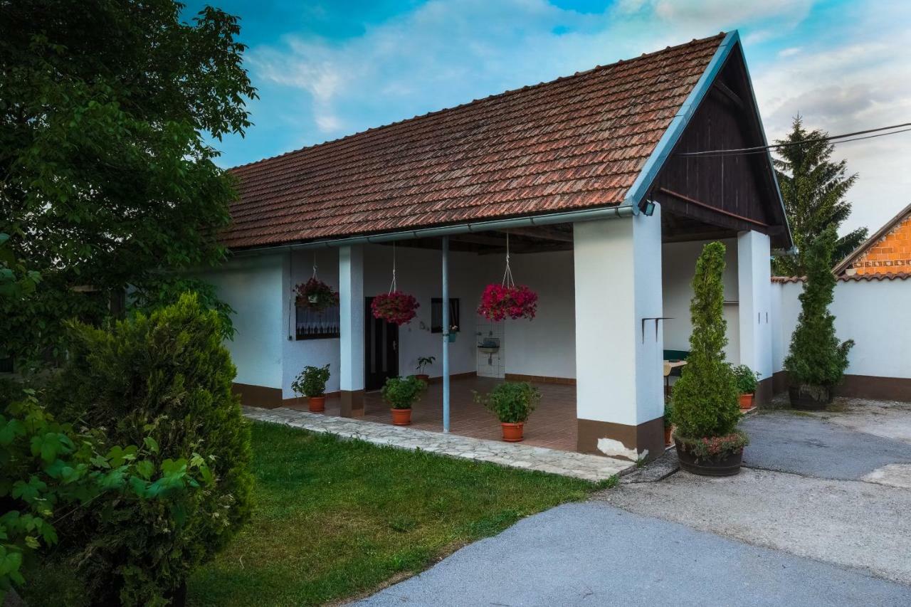 Anamarija Apartments Licko Petrovo Selo Zewnętrze zdjęcie